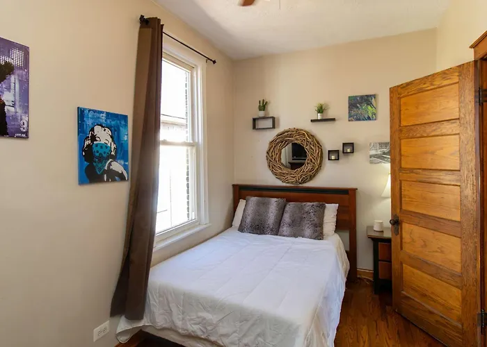 Chi-town Hideout #2 Apartment *
