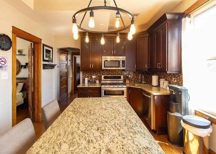 Chi-town Hideout #2 Apartment *